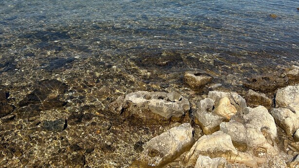 A clear lake with visible rocks at the shore and mountains in the background. - Charming 2-bedroom terrace apartment in amazing Vir, Walk to North&South Beaches (Vir)
