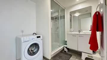 Haartrockner, Handtücher, Seife, Toilettenpapier