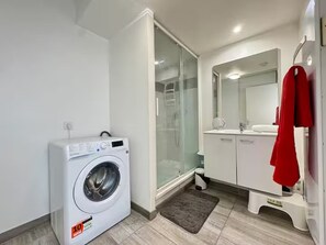 Secador de cabelo, toalhas de banho, sabonete, papel higiênico