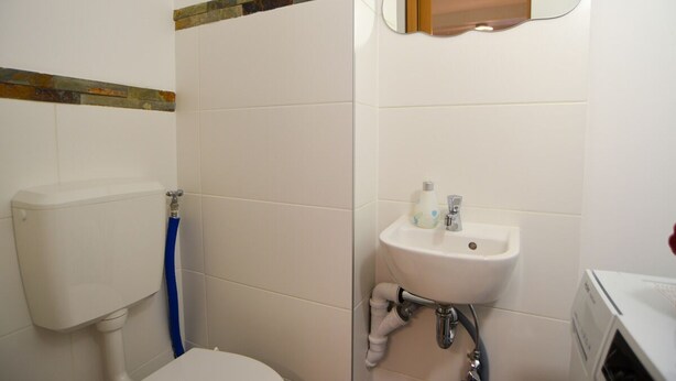 Serviettes fournies, papier toilette