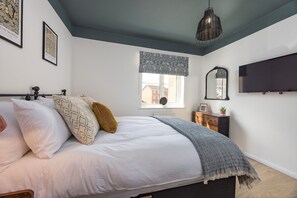4 bedrooms, iron/ironing board, free WiFi, bed sheets