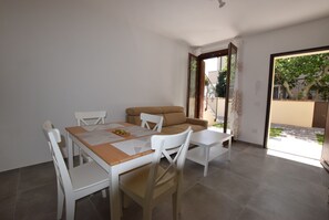 Basic Apartment, Patio | Private kitchen