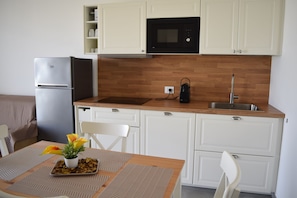 Appartement, patio | Cuisine privée | Réfrigérateur, four, machine à expresso