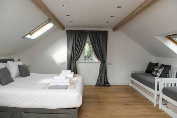 5 bedrooms, iron/ironing board, free WiFi, bed sheets