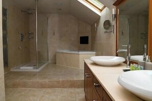 Hair dryer, towels, toilet paper - Ridgeway Cottage at Lovelady Shield • Free Wi-Fi • 5 Bedrooms • Full Kitchen (Alston)