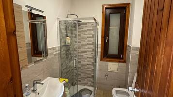 Douche, sĂšche-cheveux, serviettes fournies