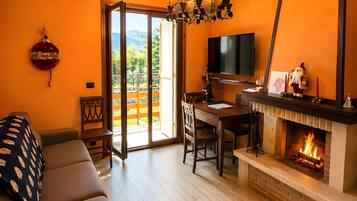 TV, fireplace