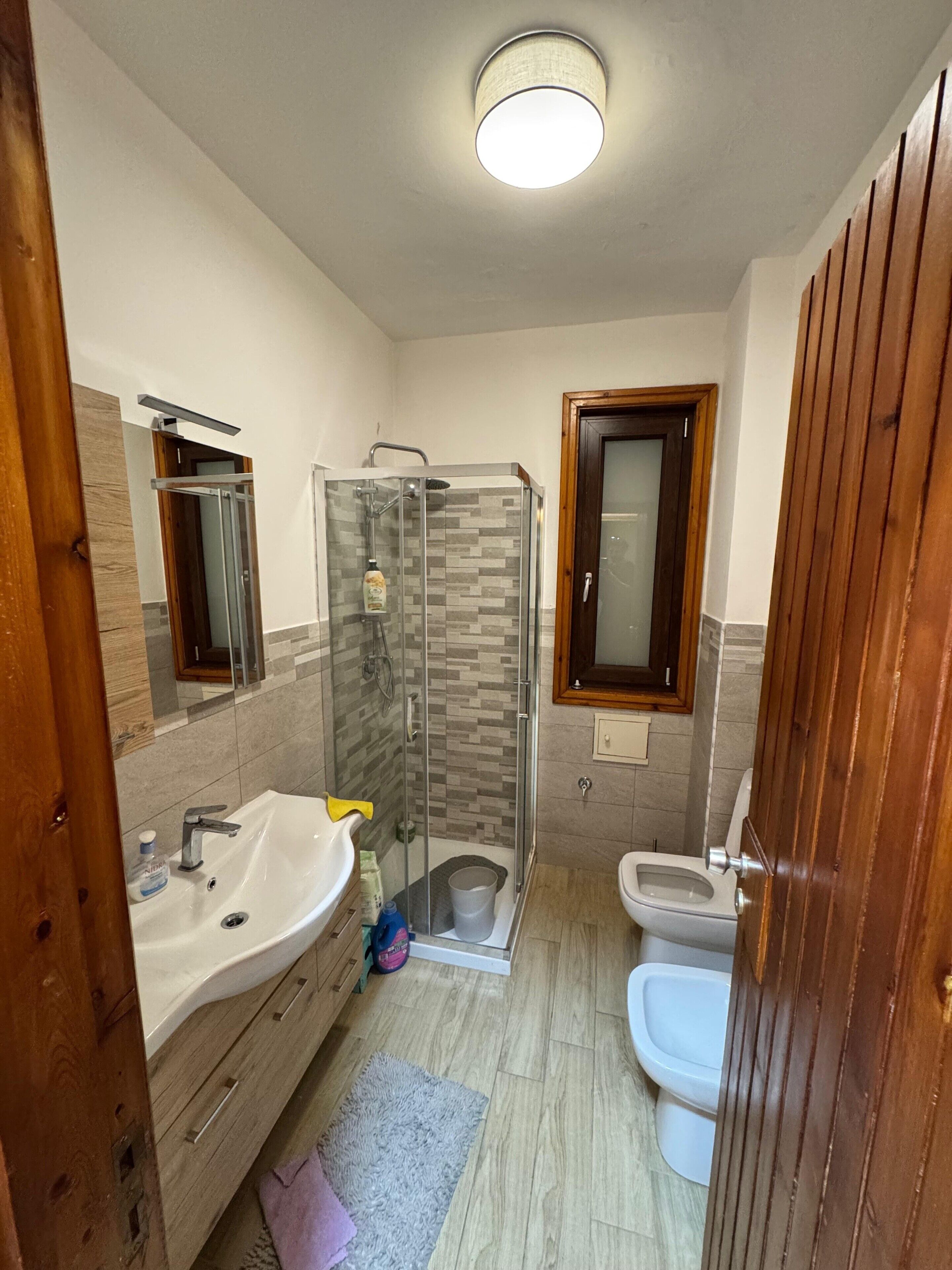 Dusche, kostenlose Toilettenartikel, Haartrockner, Bademäntel