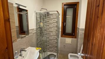 Dusche, kostenlose Toilettenartikel, Haartrockner, Bademäntel