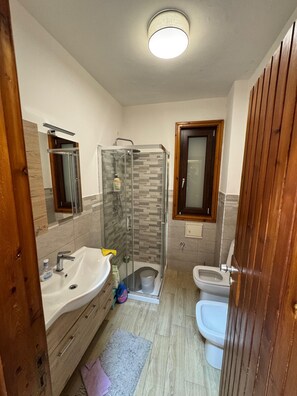 Ducha, artículos de tocador gratuitos, secador de pelo, batas