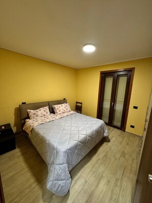 2 quartos, ferros/tábuas de passar roupa, Wi-Fi, roupa de cama