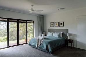 3 bedrooms, desk, iron/ironing board, travel cot - Carra Cottage - Luxury Hillside Sanctuary With Stunning Views To The Sea. (Queensland)