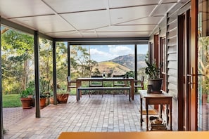 Outdoor dining - Carra Cottage - Luxury Hillside Sanctuary With Stunning Views To The Sea. (Queensland)