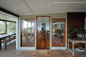 Interior - Carra Cottage - Luxury Hillside Sanctuary With Stunning Views To The Sea. (Queensland)