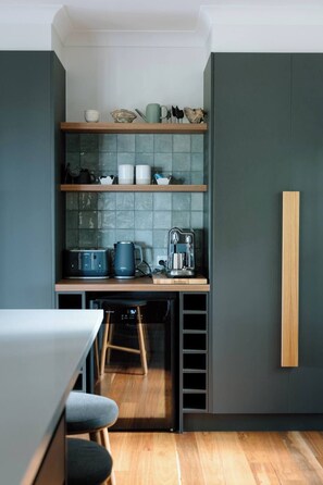 Interior - Carra Cottage - Luxury Hillside Sanctuary With Stunning Views To The Sea. (Queensland)