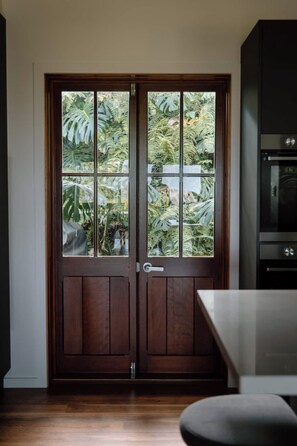 Interior - Carra Cottage - Luxury Hillside Sanctuary With Stunning Views To The Sea. (Queensland)