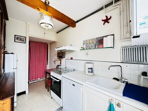 Fridge, microwave, oven, coffee/tea maker