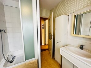 Bathroom - Holiday Home in the Heart of Fouras, 5 People, Garden, Near Beach (Fouras)