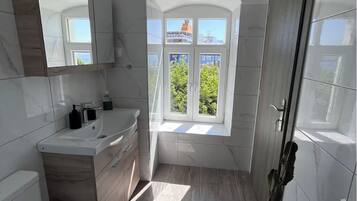 Secador de pelo, toallas, jabón y papel higiénico