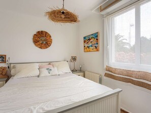 3 bedrooms, free WiFi - Apartment with port view, parking, near the beach (Hendaye)
