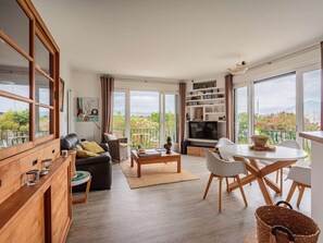 TV - Apartment with port view, parking, near the beach (Hendaye)