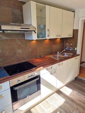 Fridge, oven, stovetop, dishwasher