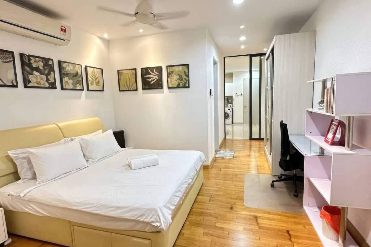 Estudio superior, 1 cama de matrimonio, balcón, vistas a la ciudad | Escritorio, wifi gratis, ropa de cama