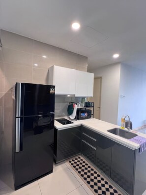 Superior Apartment, 3 Bedrooms, Balcony, City View | Private kitchen | Fridge, microwave, stovetop, rice cooker