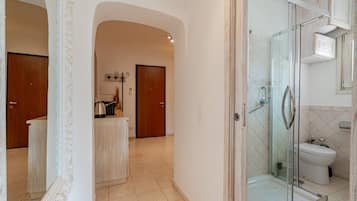 Shower, bidet, towels, shampoo