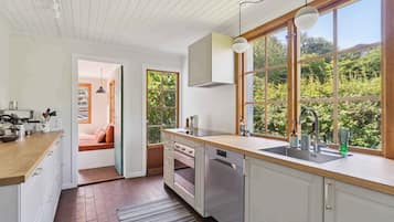 Kylskåp, ugn, spishäll och diskmaskin