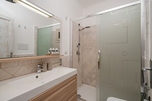 Douche, serviettes fournies, shampoing