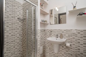 Dusj, bidé, håndklær og sjampo