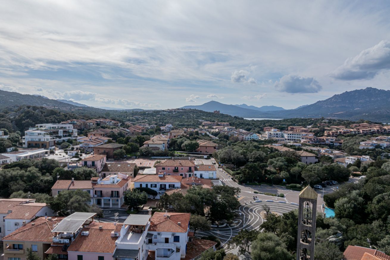 Un pueblo con edificios residenciales y una torre destacada.