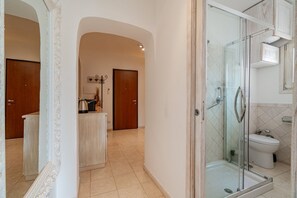 Shower, towels, shampoo