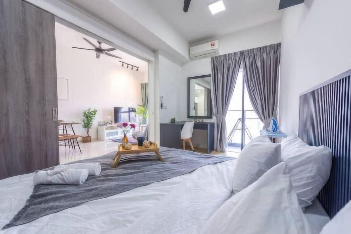 Desk, laptop workspace, WiFi (free), bed sheets