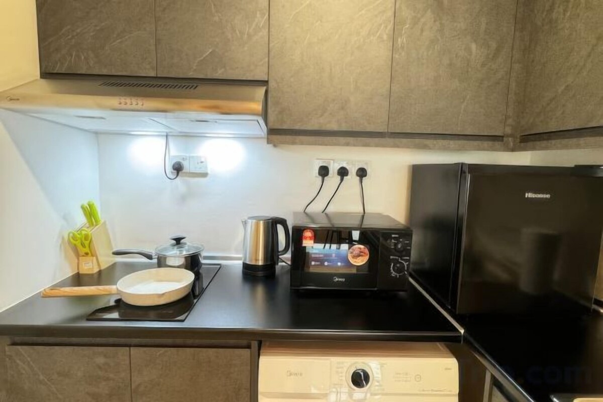 Private kitchen | Fridge, microwave, stovetop, cookware/dishes/utensils