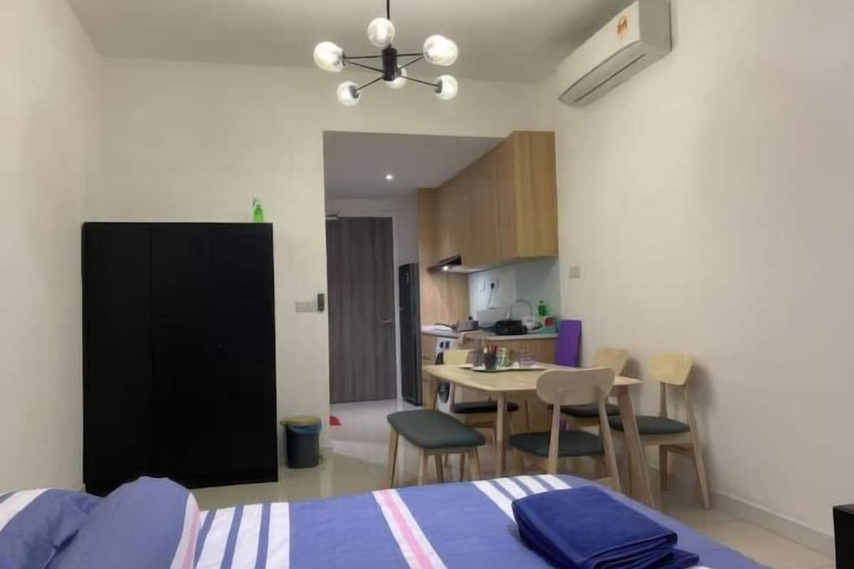 Escritorio, espacio para trabajar con laptop y wifi gratis