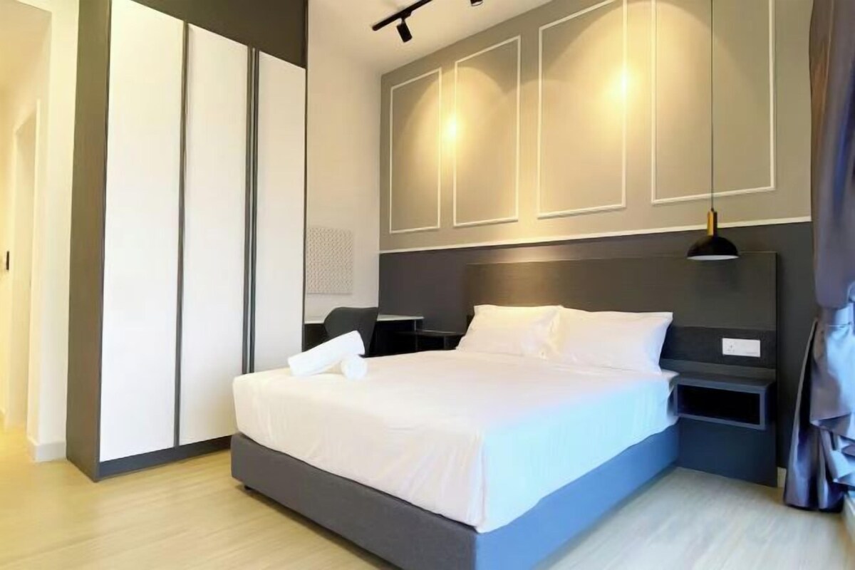 Desk, laptop workspace, WiFi (free), bed sheets