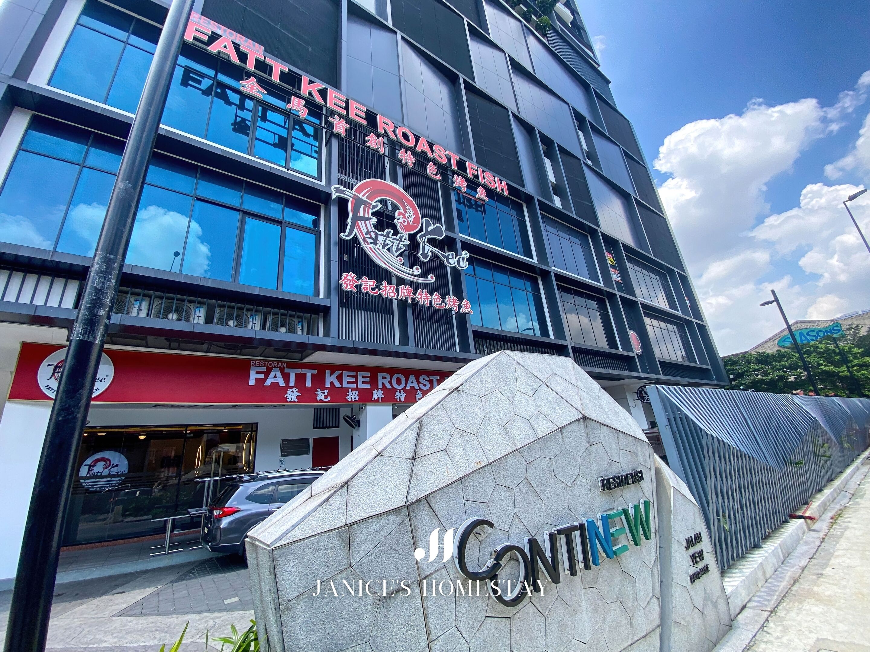 Un edificio con un letrero que dice 'FATT KEE ROAST' y 'JANICE'S HOMESTAY'.