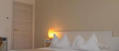 Desk, laptop workspace, soundproofing, free WiFi