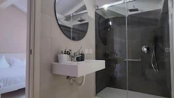 Deluxe-Stadtwohnung, barrierearm, Nichtraucher | Badezimmer | Dusche, kostenlose Toilettenartikel, Haartrockner, Bademäntel