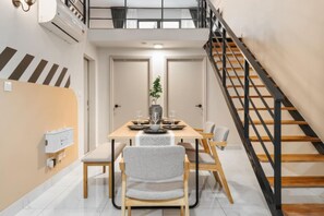 Superior Apartment, 2 Bedrooms, Balcony, City View | Makan dalam bilik