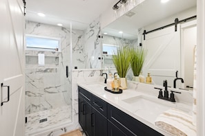 Douche, séchoir à cheveux, bidet, serviettes fournies