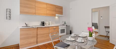 Réfrigérateur, micro-ondes, four, plaque de cuisson