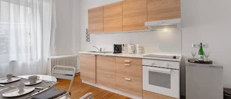 Fridge, oven, stovetop, dishwasher