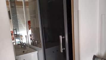 Een douche, een haardroger, handdoeken, toiletpapier