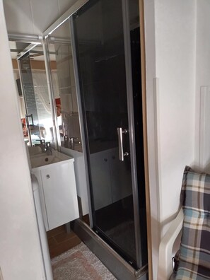 Douche, sèche-cheveux, serviettes fournies, papier toilette