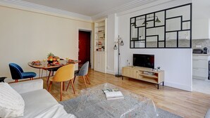Interior - Elegant 1BR Near Eiffel & Champ de Mars (Paris)