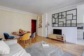 Interior - Elegant 1BR Near Eiffel & Champ de Mars (Paris)