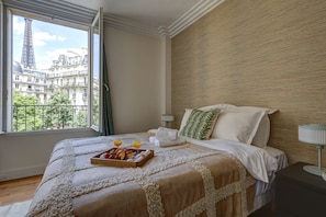 City Apartment, 1 Double Bed with Sofa bed, Non Smoking | Iron/ironing board, cots/infant beds, travel cot, free WiFi - Elegant 1BR Near Eiffel & Champ de Mars (Paris)